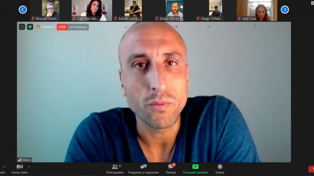 Manu, junto al resto de las figuras, brindó una conferencia a través de Zoom.