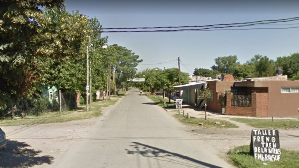 El suceso se produjo cuando la oficial de la Policía de la Ciudad esperaba un colectivo en esta esquina..