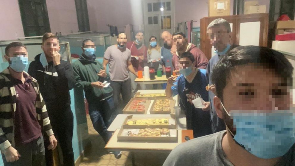 La imagen que indignó a todos, el grupo de aislados festejando vaya a saber que cosa.