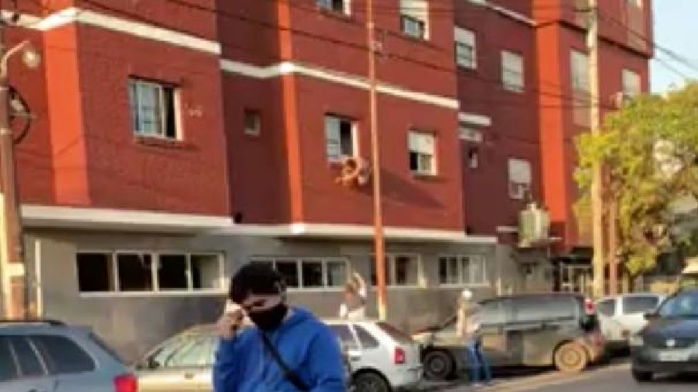 Un grupo de personas desde la calle y el personal de salud lograron contenerlo .(Captura de video)