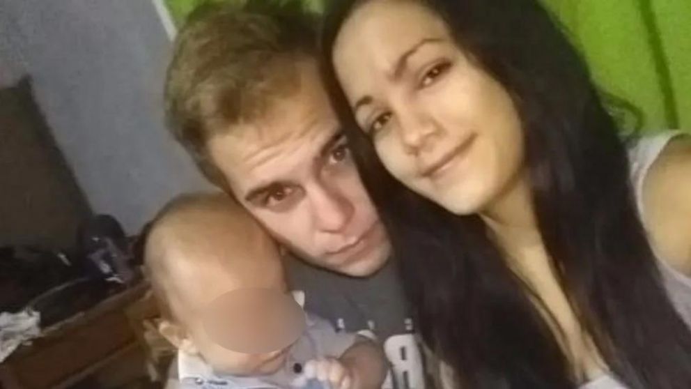 Alexis Mattos junto a su pareja y su hijo de siete meses.
