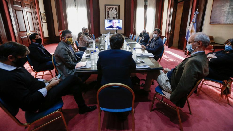 El gobernador junto a los intendentes bonaerenses.
