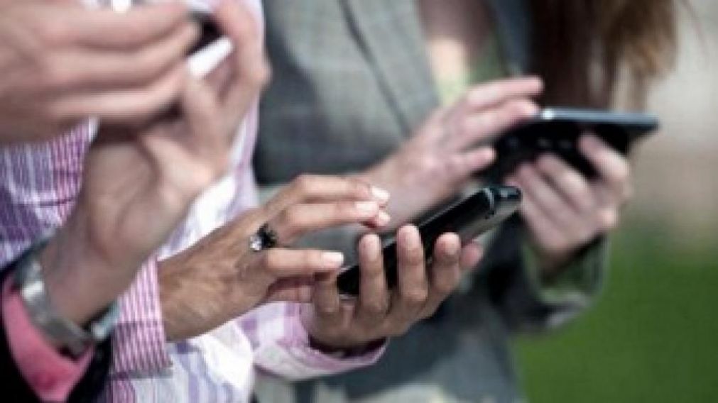 La medida apunta a resolver los trámites relacionados con los celulares que sólo pueden hacerse de manera presencial (Télam/Archivo).