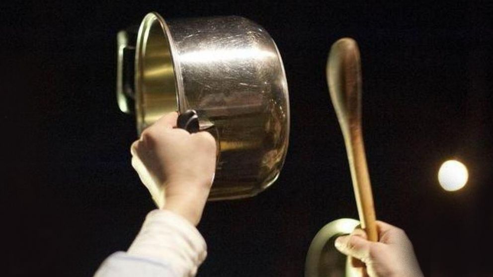 Por segunda vez en tres meses, el gobierno da marcha atr�s a una medida luego de los cacerolazos. 