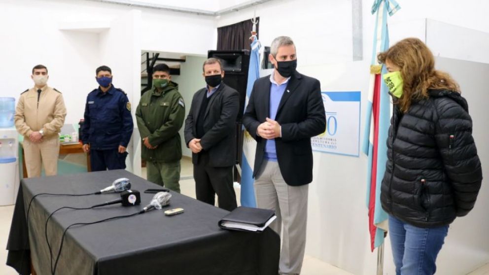 El intendente José Luis Walser anunciando los casos y analizando los grupos de contagio de covid-19.
