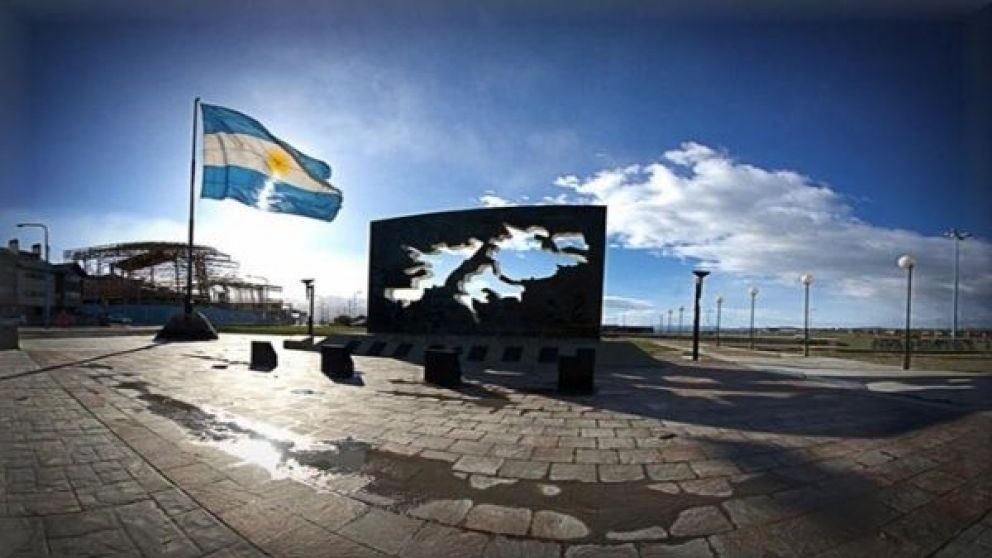 A través de la Ley 20.561, se estableció que el 10 de junio sea el Día de la Afirmación de los Derechos Argentinos sobre las Malvinas.