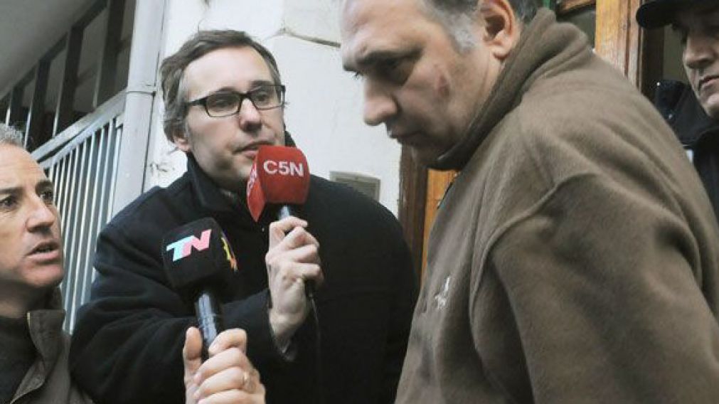 Primero habló con los medios como testigo y a los pocos días lo sacaban esposado.