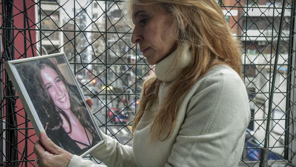 Jimena abraza el recuerdo de Mumi, que hoy tendría 23 años.