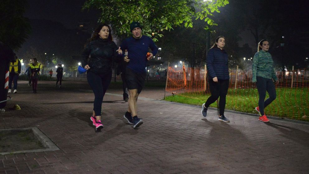 Gente corriendo en el Parque Lezama (Crónica/Nahuel Ventura).