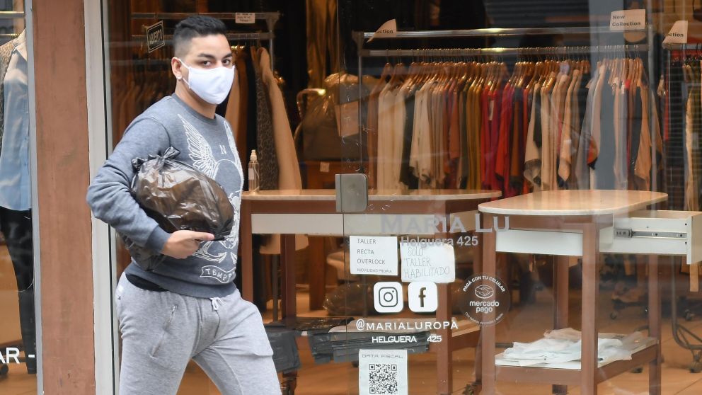 Los locales de indumentaria abrieron sus puertas con un estricto protocolo sanitario (Rub�n Paredes//Cr�nica)