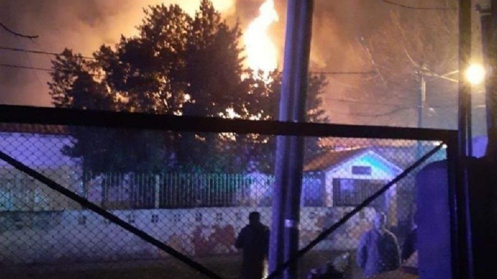 Se llevaron a cabo las pericias policiales para conocer qué fue lo que originaron las llamas.