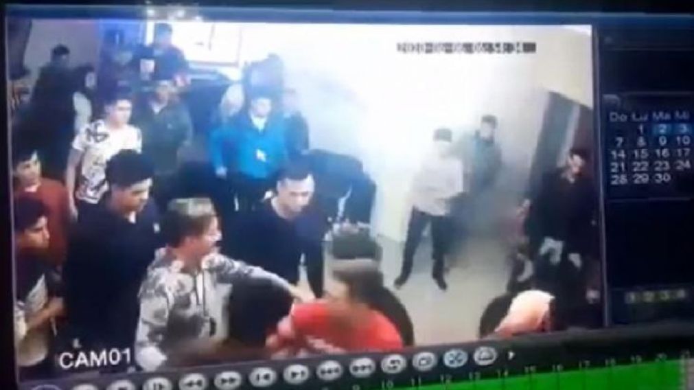 Jóvenes se juntaron a tomar alcohol y bailar en una vivienda. (Captura de video)