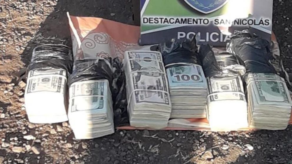 El dinero fue incautado en el control vehicular en San Nicolás.