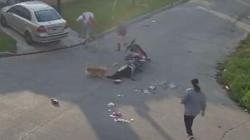 El sujeto escapó y dejó la moto (Captura de video).