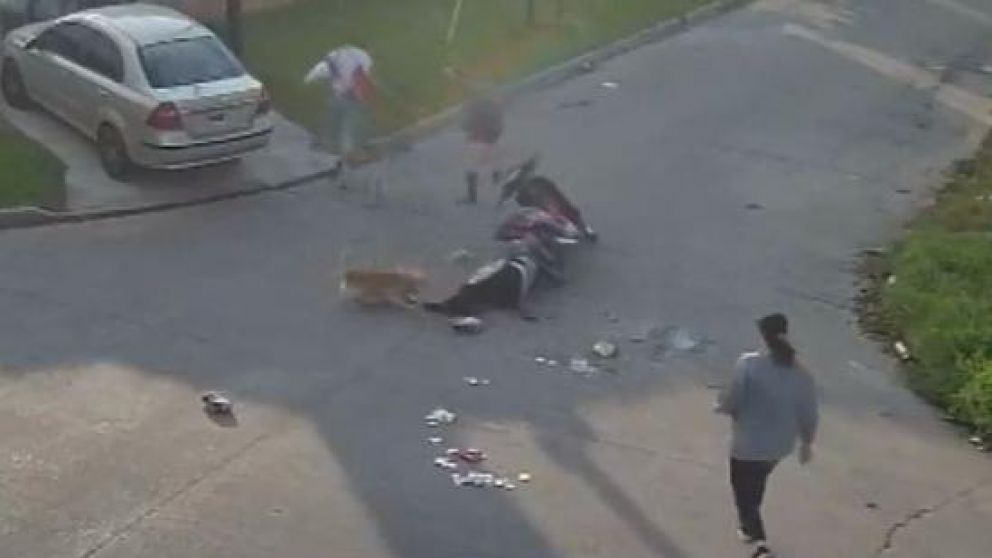 El sujeto escapó y dejó la moto (Captura de video).