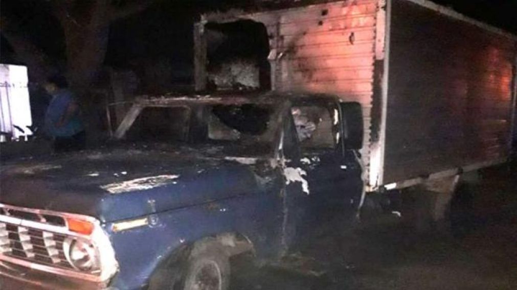 La camioneta incinerada de la víctima.
