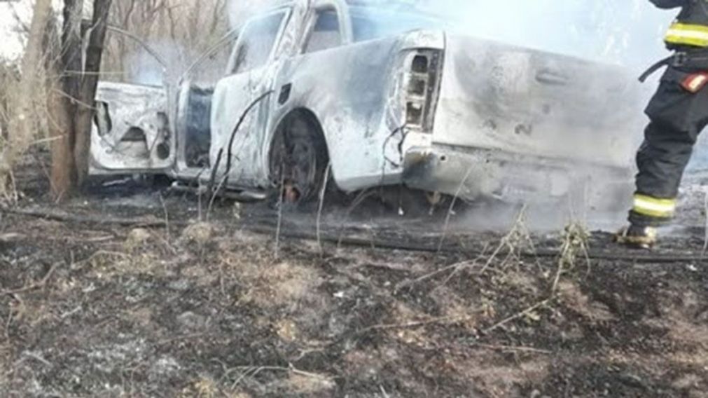 La camioneta, totalmente consumida por las llamas, en la que fue hallada calcinada Verónica Tottis.