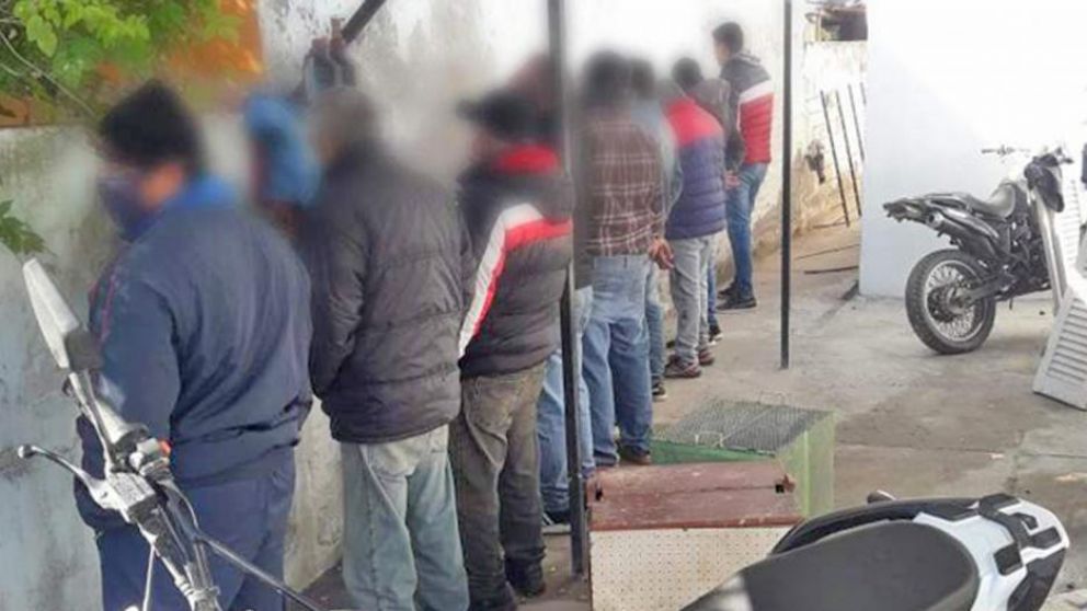 Decenas de personas participaron de una riña de gallo y fueron detenidas.