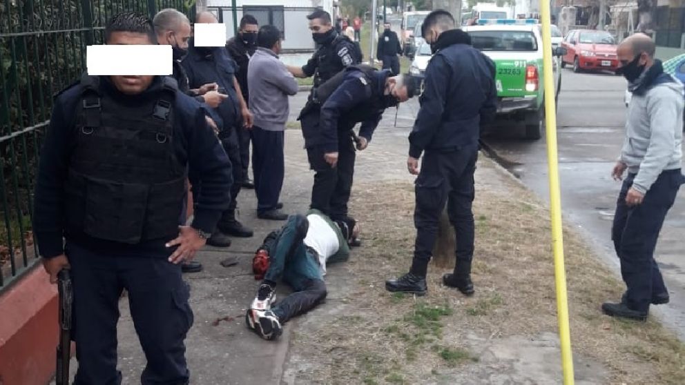 Oscar Alejandro "Cani" Villagra yace herido de bala luego de tirotearse con los efectivos policiales.