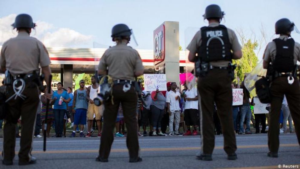 Una decena de oficiales rompieron los vidrios del auto de la detenida. (Foto: Reuters)