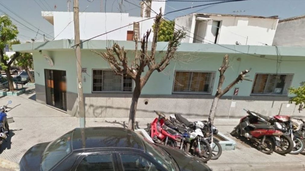 El frente de la comisaría denunciada.
