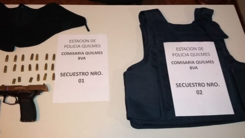 Los diversos elementos que fueron incautados por los pesquisas dentro de la villa de emergencia.