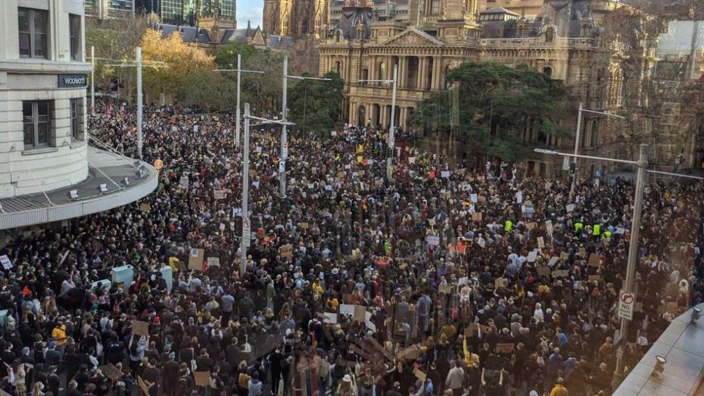 Multitudinario homenaje a George Floyd en Australia (Twitter).