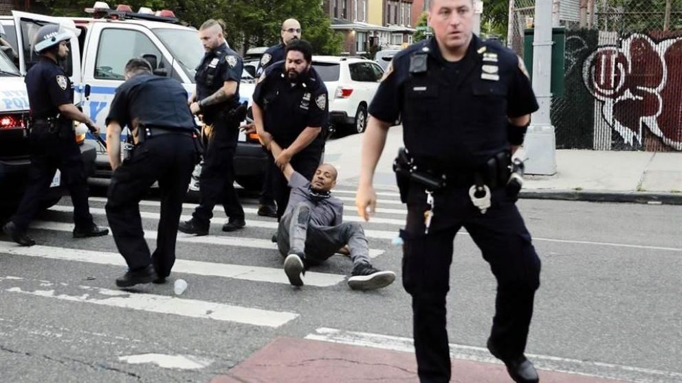 Minneapolis aprueba una orden que prohíbe a la policía hacer estrangulamientos.