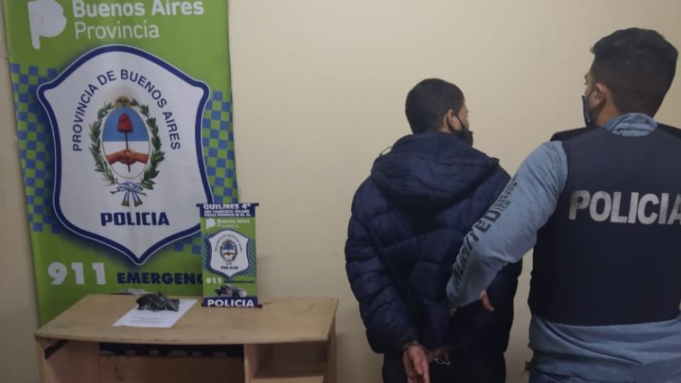 Este es uno de los malvivientes que fue apresado por los efectivos policiales tras la persecución.