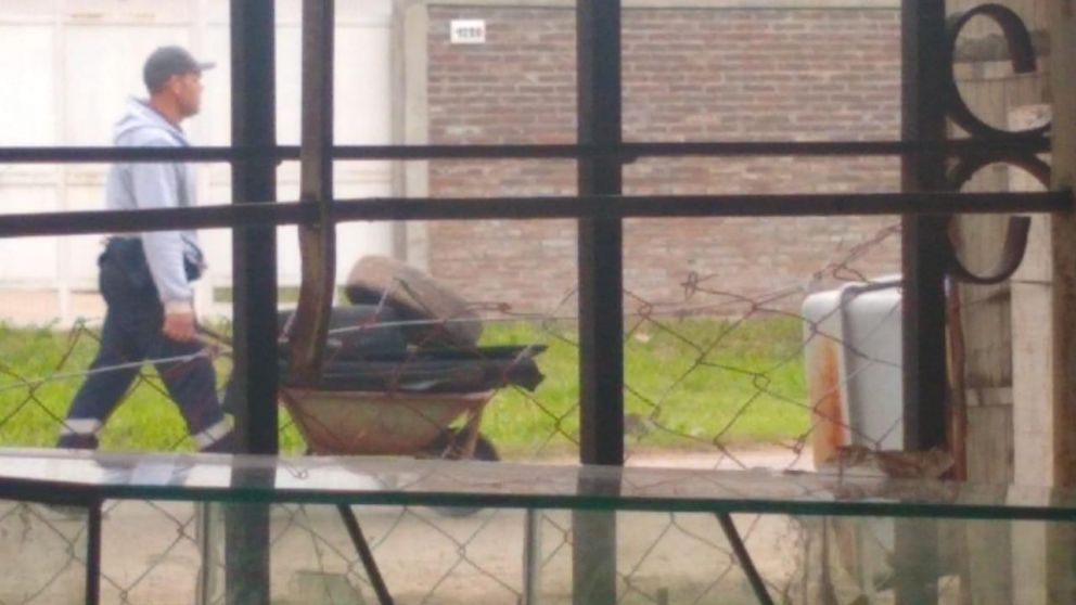El hombre roba impunemente las pertenencias de sus vecinos.