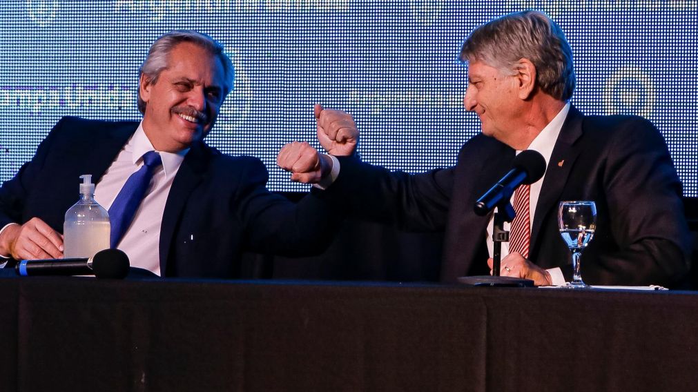 Alberto brindó una conferencia junto al gobernador Sergio Ziliotto (Télam).