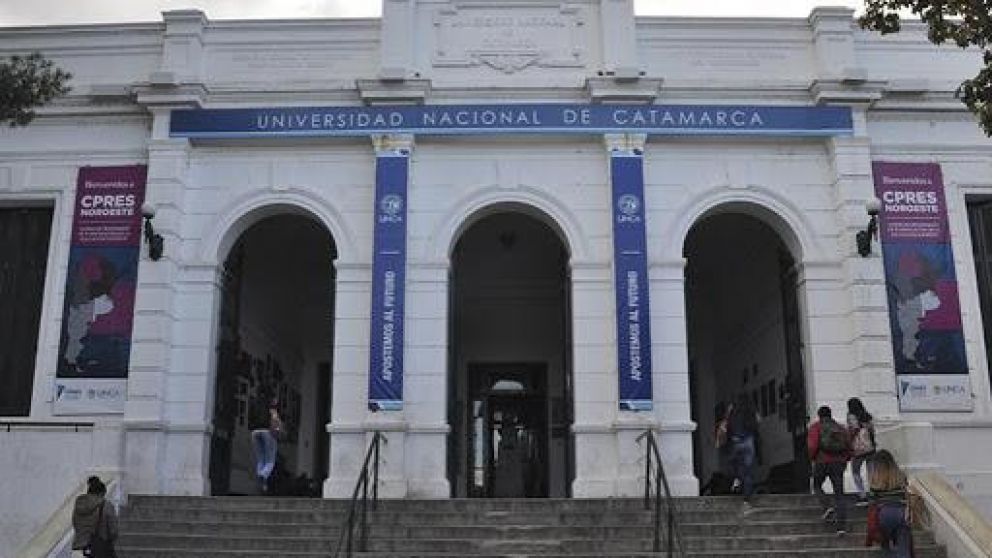 Catamarca: no tenía Internet en su casa y rindió un examen en la parada de colectivos