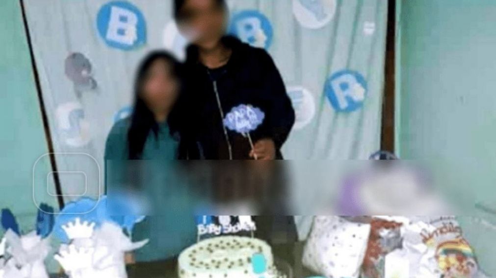 Los padres de la bebé durante los festejos.