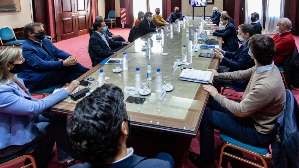 El funcionario junto a miembros de su Gabinete (Twitter).