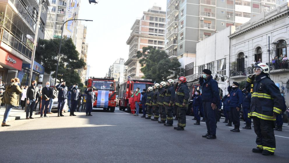 Con banderas y lazos negros cruzados en los móviles, así se homenajeó a los dos bomberos fallecidos.