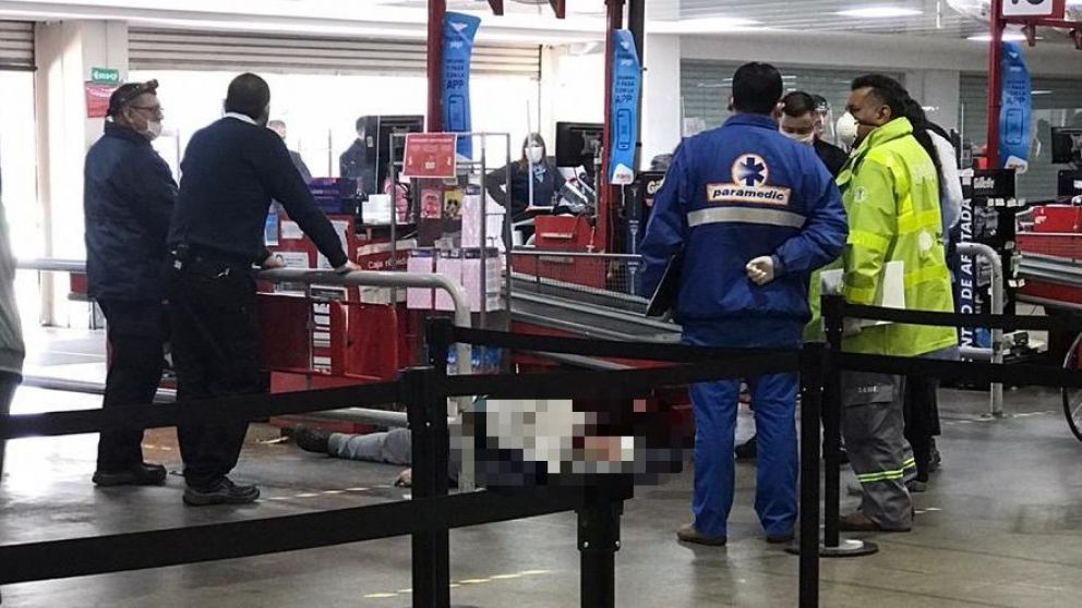El individuo quedó sin vida este jueves al mediodía cuando estaba por pagar las compras.