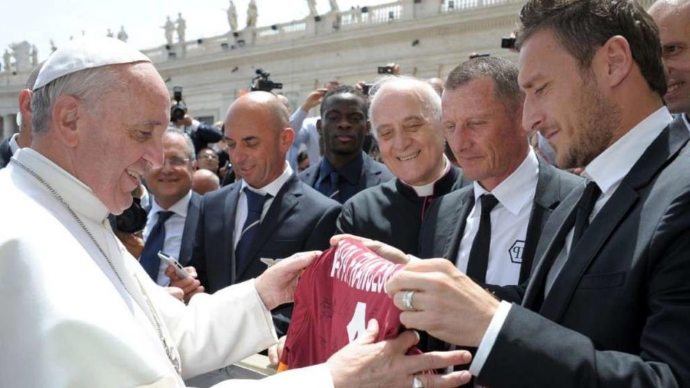 Francisco y Francesco, o el Papa y Totti, cuando el ex jugador de Roma le regaló una camiseta.
