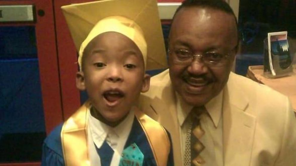 David, junto a uno de sus sobrinos (Captura de video).