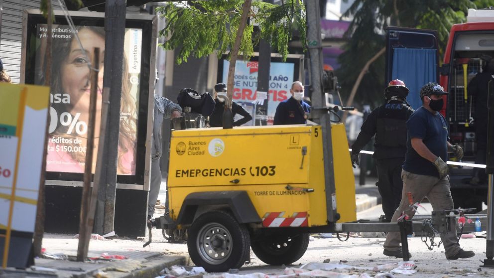 Bomberos continúan removiendo escombros en el lugar (Télam).