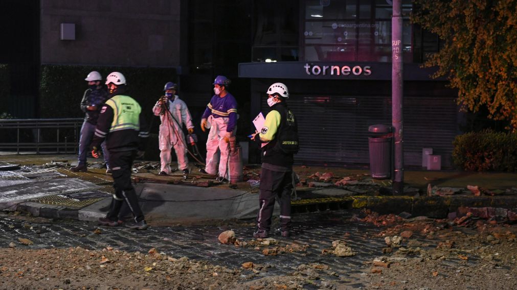 Bomberos trabajan en la zona.