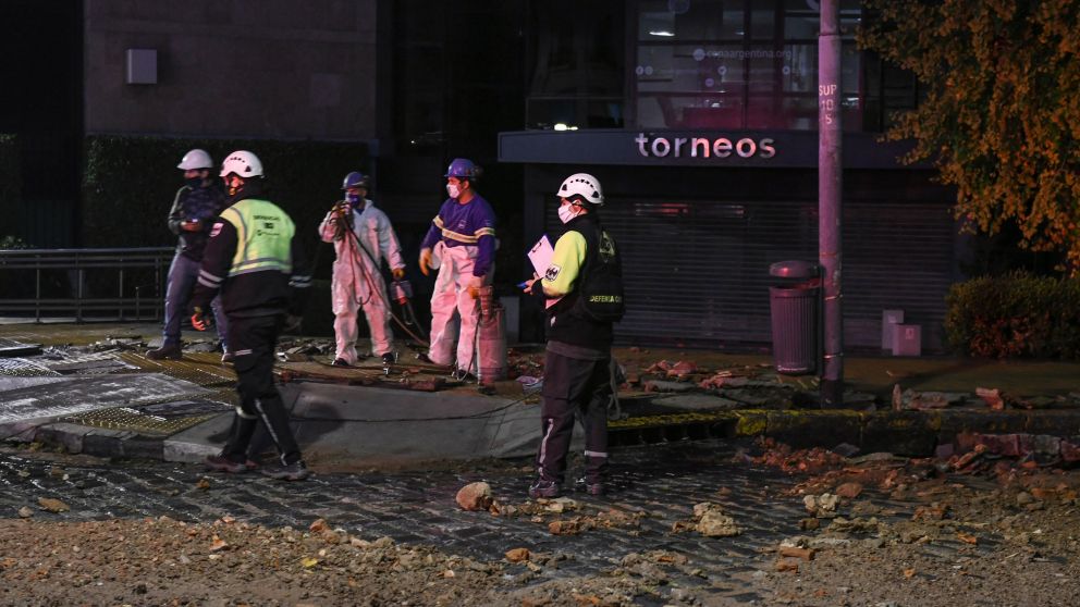 Bomberos trabajan en la zona.