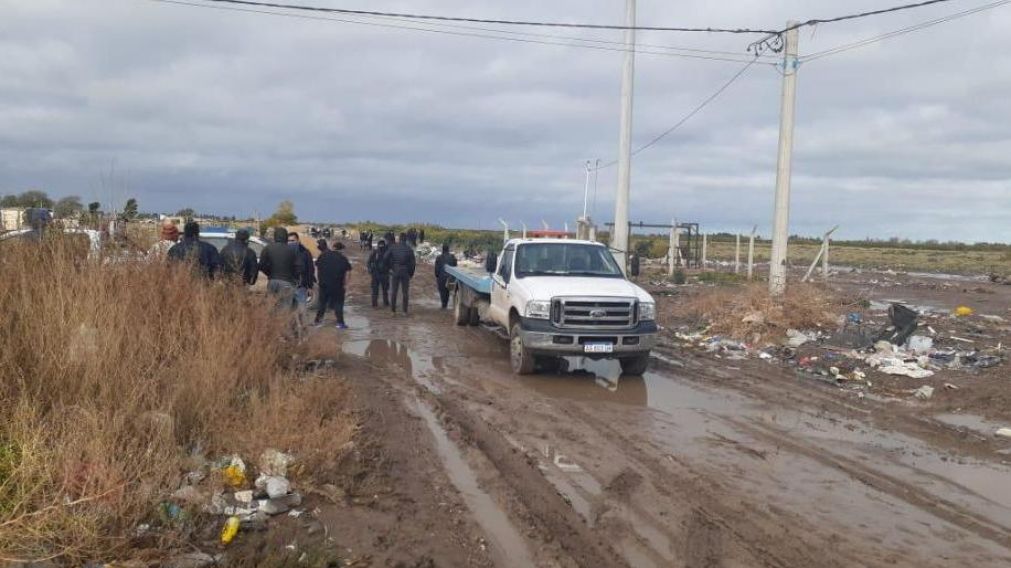 La policía realizando pericias en el lugar (gentileza Río Negro).