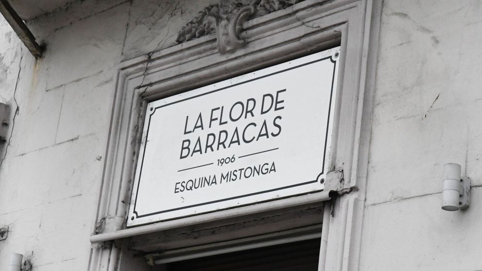 ESTÁ UBICADO EN SUÁREZ Y ARCAMENDIA, FRENTE A LA ESCUELA NORMAL Nº 5.