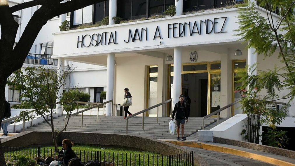 El jefe de enfermería del Hospital Fernández presentó una mejoría.