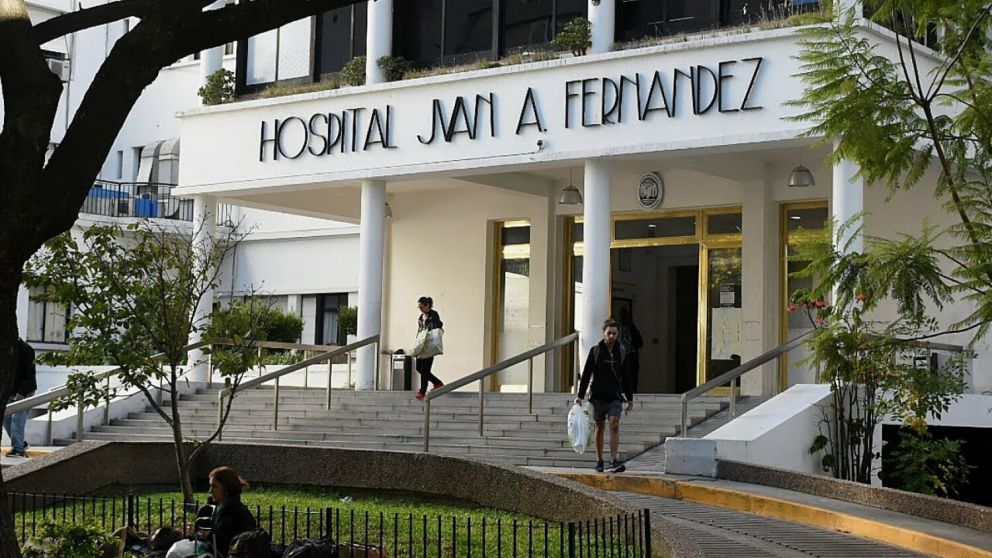 El jefe de enfermería del Hospital Fernández presentó una mejoría.