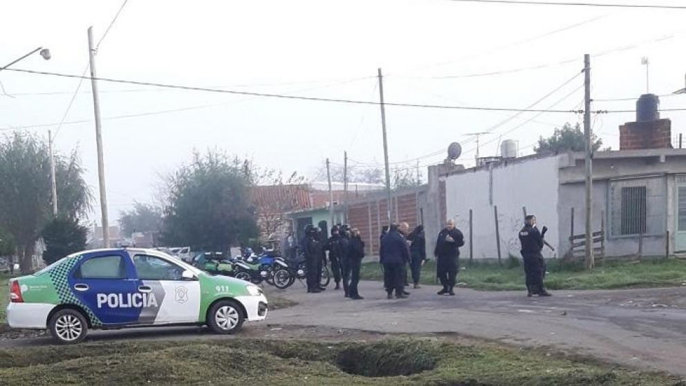 La Policía realizó un operativo policial luego del crimen y el ataque a la casa del presunto asesino (Twitter).