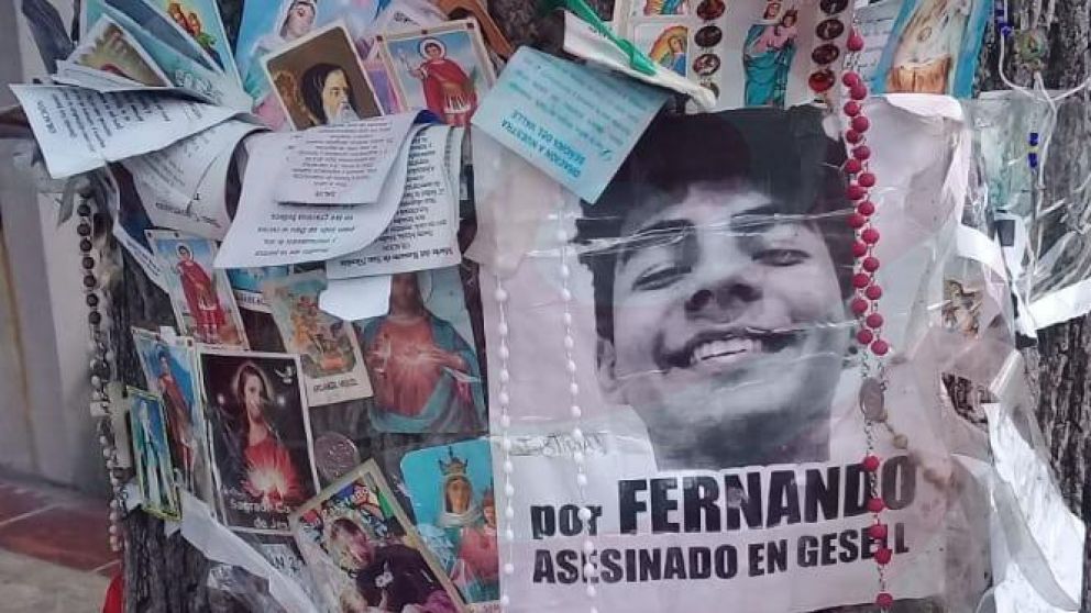 Un santuario en el árbol frente al boliche Le Brique, a metros de donde asesinaron a Fernando.