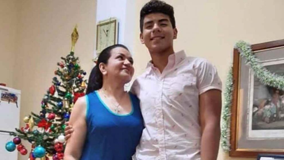 La foto del muchacho asesinado junto a su madre.