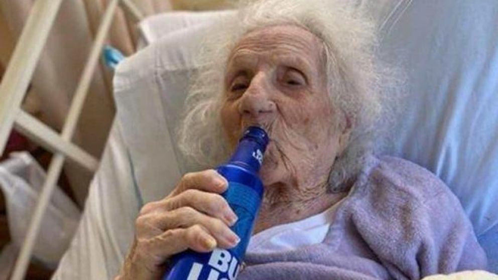 La señora oriunda de Polonia celebró la noticia con una de sus bebidas favoritas.