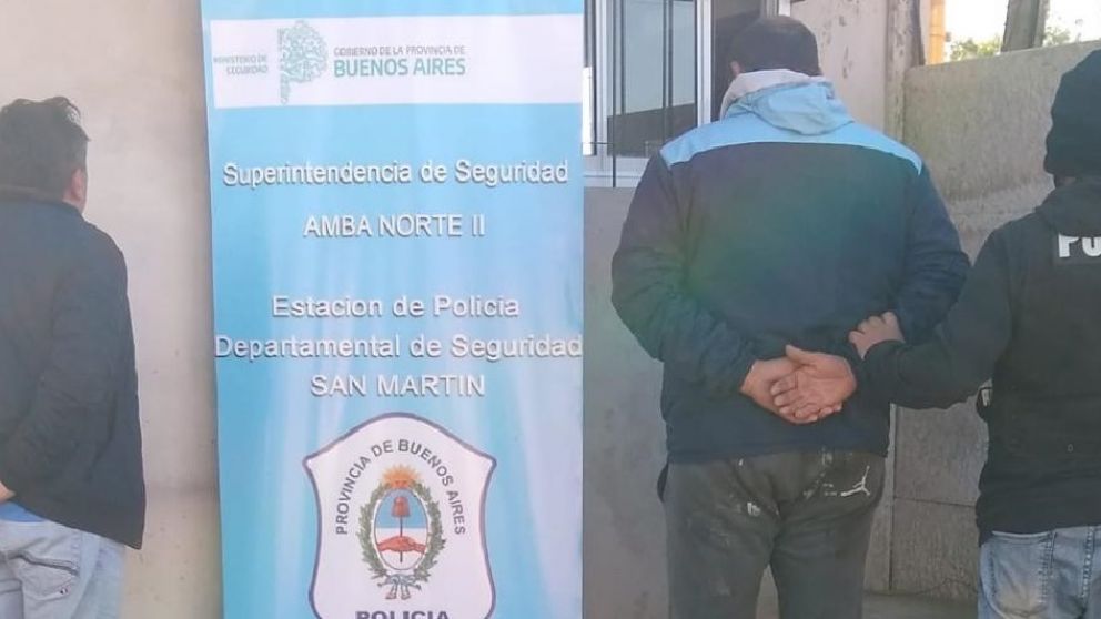 El oficial y uno de sus cómplices, luego de ser capturados en la localidad de Florencio Varela.